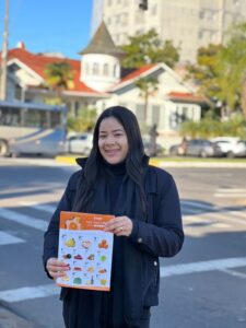 Equipe realizando ação promocional de rua com panfletagem