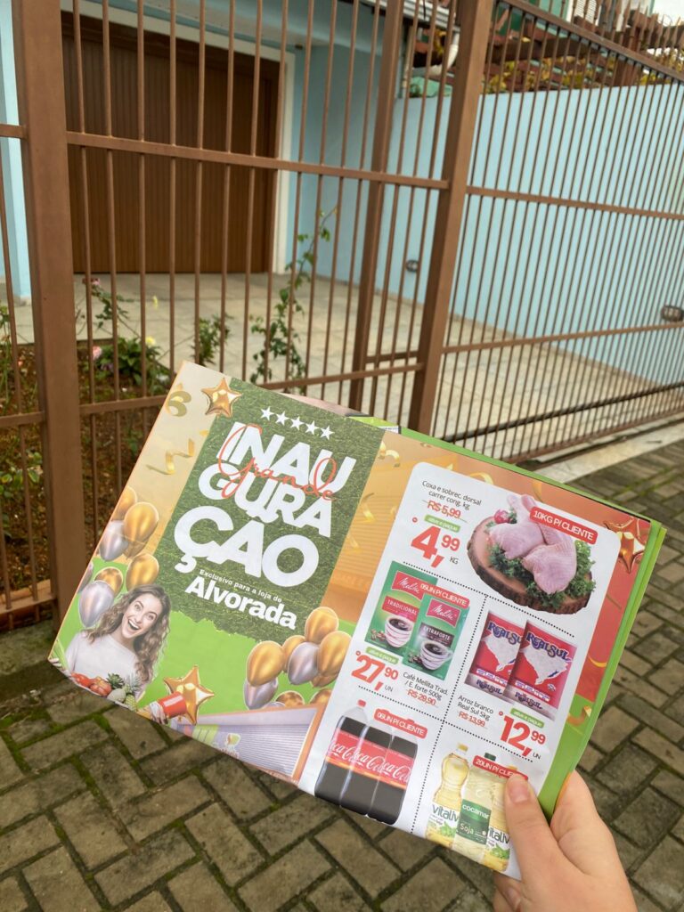 Equipe realizando panfletagem para inauguração de supermercado